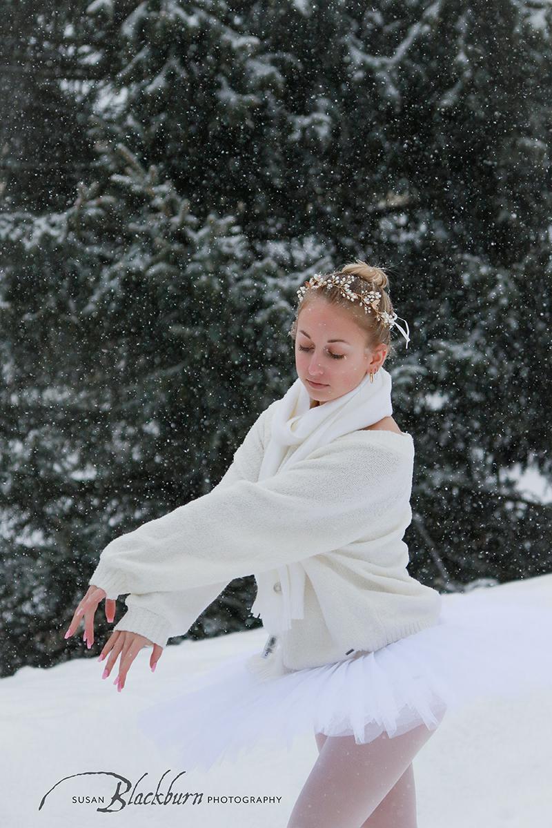 Dreamy Maternity Photos in the Snow |Red Is A Classic Contrast